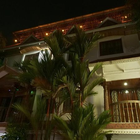 Hotel White Rose Kochi Bagian luar foto