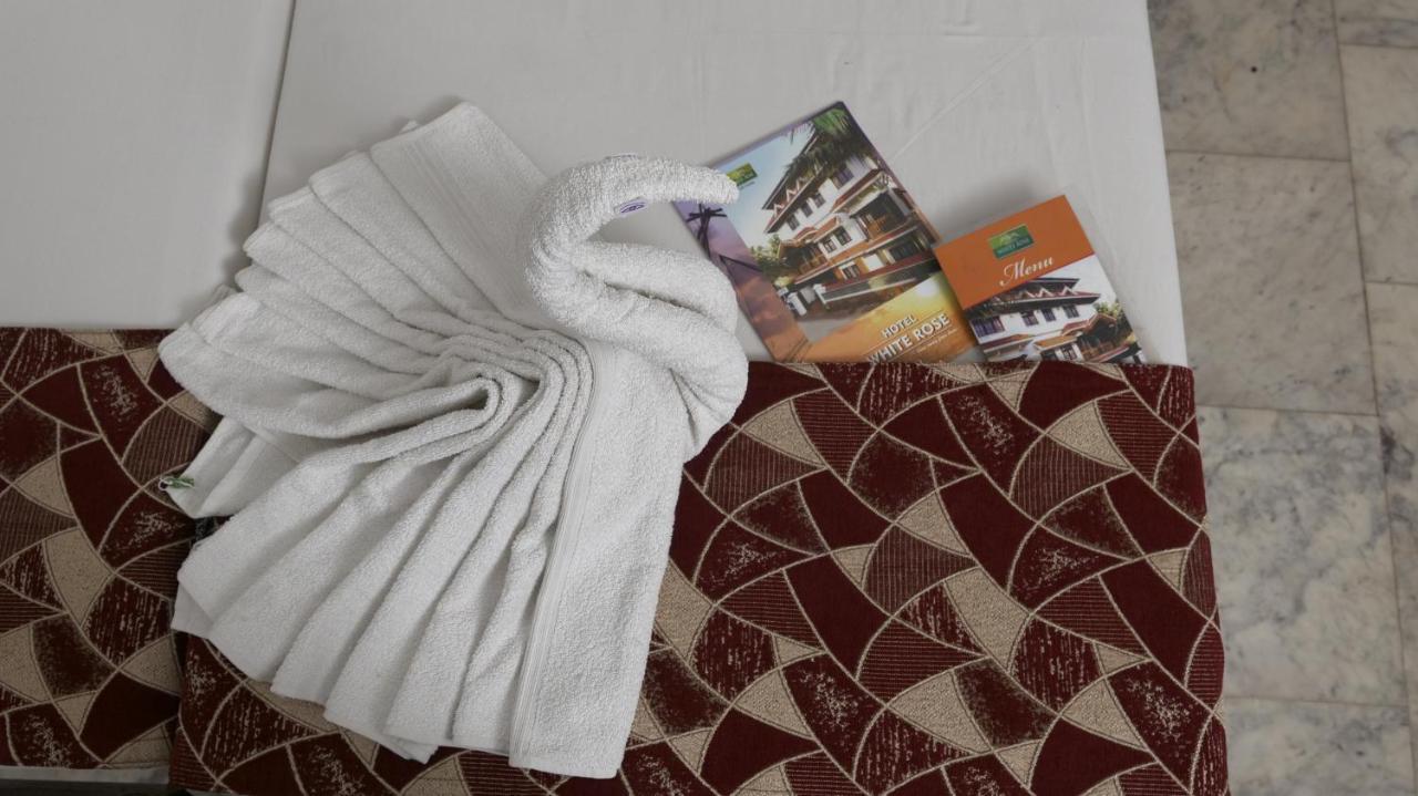 Hotel White Rose Kochi Bagian luar foto