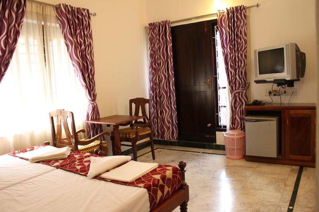 Hotel White Rose Kochi Bagian luar foto