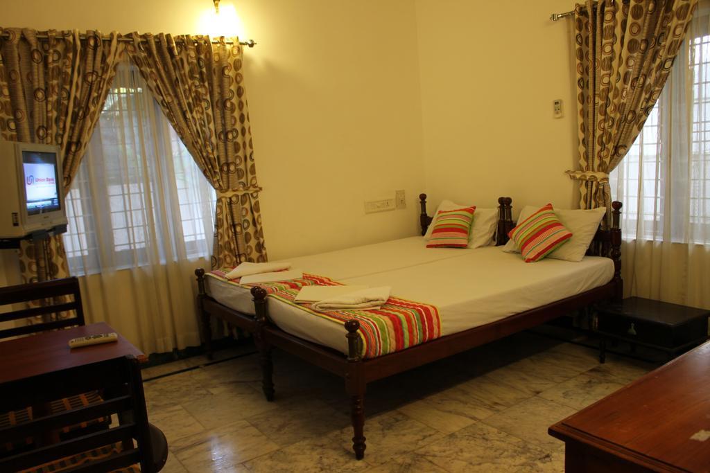 Hotel White Rose Kochi Bagian luar foto