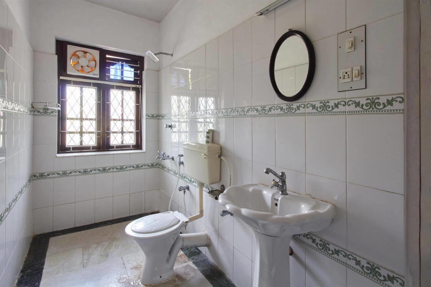 Hotel White Rose Kochi Bagian luar foto
