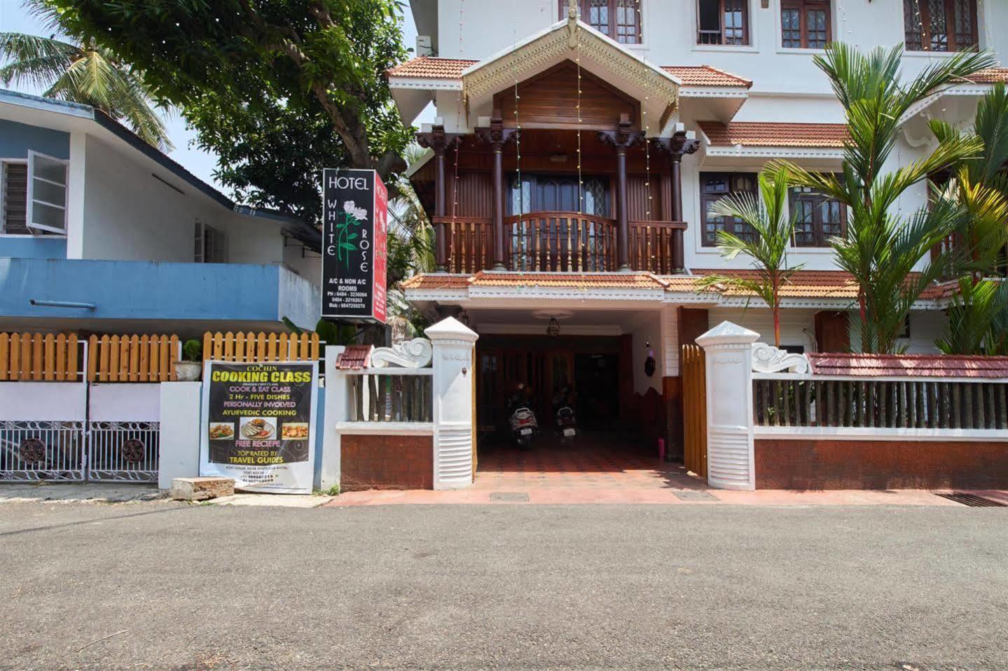 Hotel White Rose Kochi Bagian luar foto